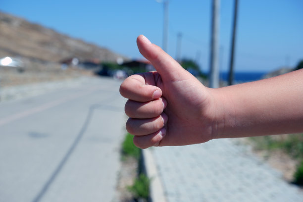 一个搭便车的小男孩的右手。图片下载