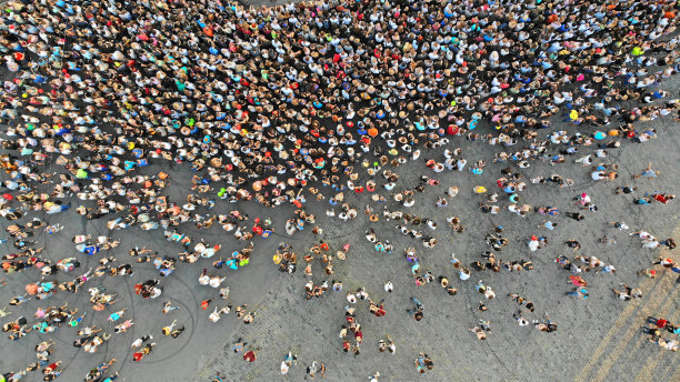 天线。人们聚集在城市广场上。许多人聚集在一个地方。俯视图从无人机飞行。图片下载