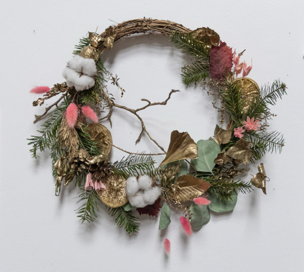 优雅的圣诞花环与针叶树的树枝，绿色的常青叶，金色的树叶，粉红色的蓬松的花和白色的棉球。新年装饰。寒假家居装饰图片下载