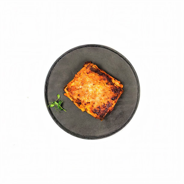 典型的意大利千层面放在黑色的盘子上图片下载