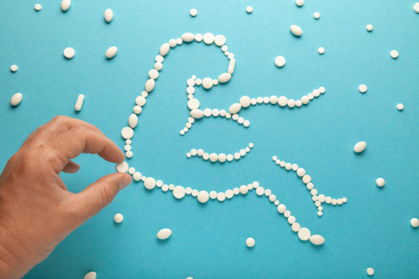 肌肉手臂的轮廓制成的药丸运动膳食和补充剂。蛋白质、肌酸、牛磺酸胶囊、氨基酸图片下载