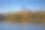 秋天，在蓝色的天空和摩天大楼的映衬下，美丽的池塘和公园里的黄树。莫斯科公园的秋景。图片下载