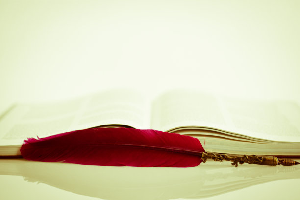 一支古老的红笔和一本书图片下载