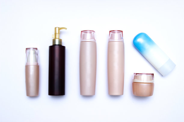 化妆品瓶子和罐子孤立的白色背景。图片下载