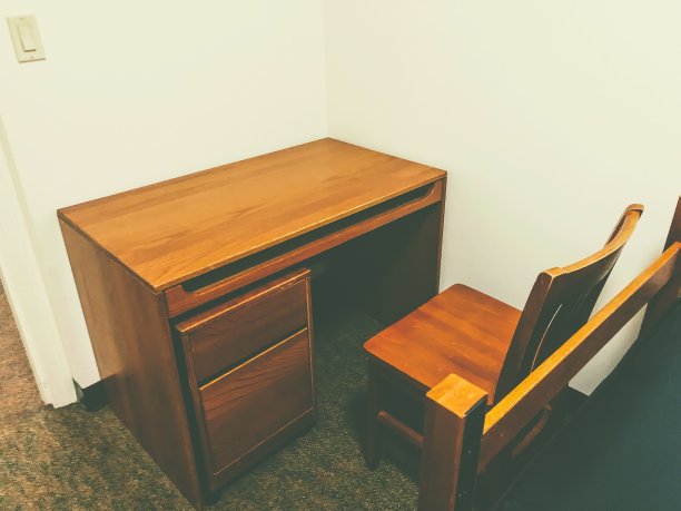 基本学生书桌在无装饰的白色盒子宿舍房间图片下载