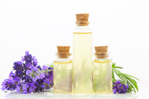 薰衣草精油在美丽的瓶子在白色的背景图片下载
