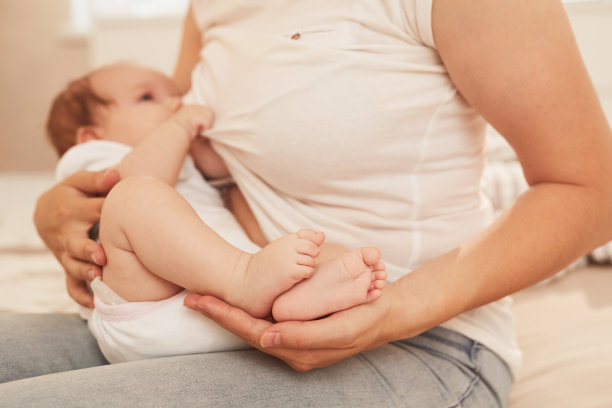年轻母亲给刚出生的女儿喂奶的照片图片下载
