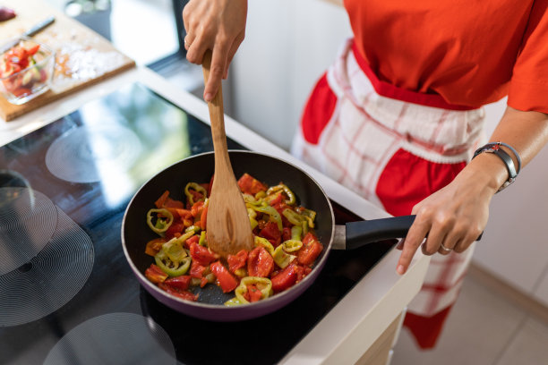 近距离妇女的手混合食物在烹饪锅图片下载