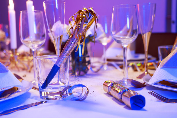 在新年前夕的晚会前，晚会喇叭在桌子上的特写图片下载