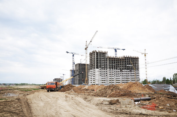 建筑工地，剪影起重机和新建筑图片下载