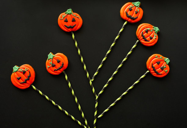 高角度的小万圣节饼干形状的omnious南瓜剥离吸管图片下载