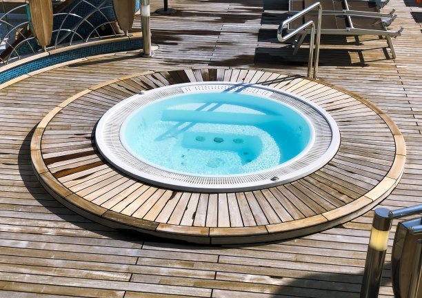 圆形游泳池。图片下载