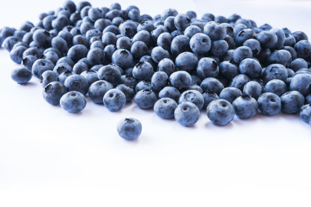 新鲜成熟的蓝莓，带着露珠。宏观照片。新鲜蓝莓背景。近距离观察蓝莓的质地。成熟的越桔的背景。越桔浆果的质地接近。前视图。贝瑞背景。森林里采摘的蓝莓。贝瑞背景。图片下载