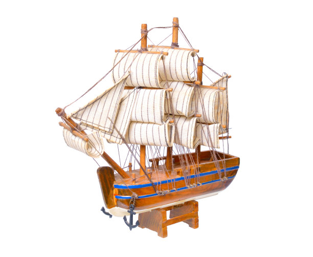 白色背景上孤立的小木制纪念品船图片下载