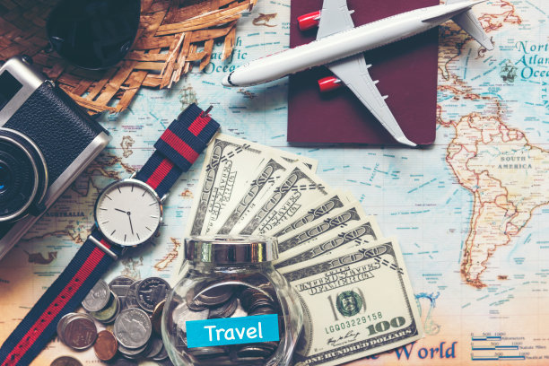 预算和节省钱的旅游旅行和度假。旅行配件和物品图片下载