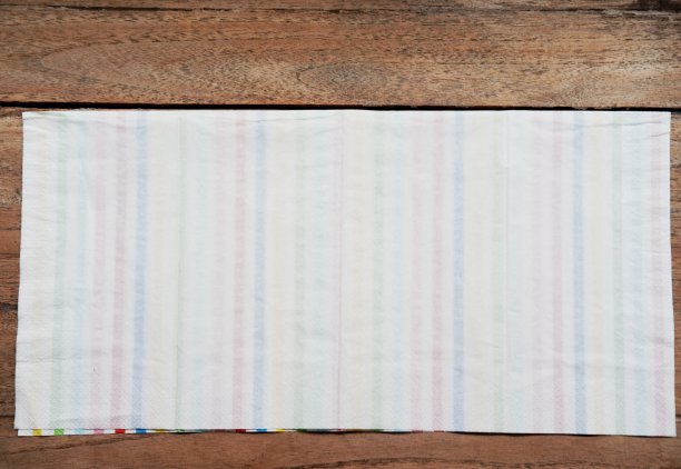 木制背景上的餐巾纸图片下载