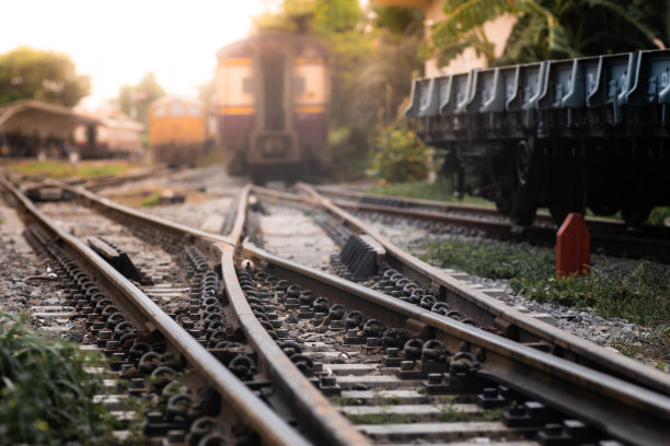 靠近铁轨的紧固件。固定在铁路轨道上的铁螺母。软的焦点。图片下载