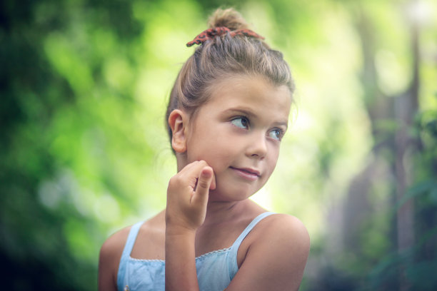 她热爱自然。图片下载