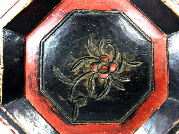 16世纪中国花窗传统木雕八角形窗格，以白色为背景图片下载