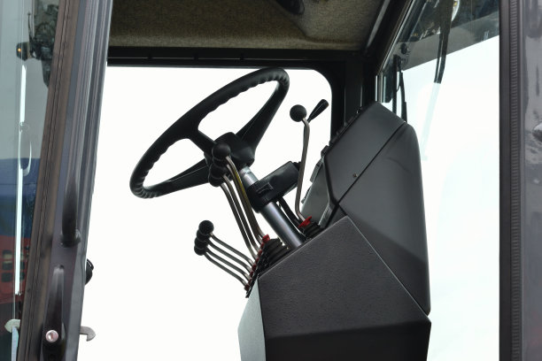 卡车驾驶室的方向盘和控制杆。图片下载
