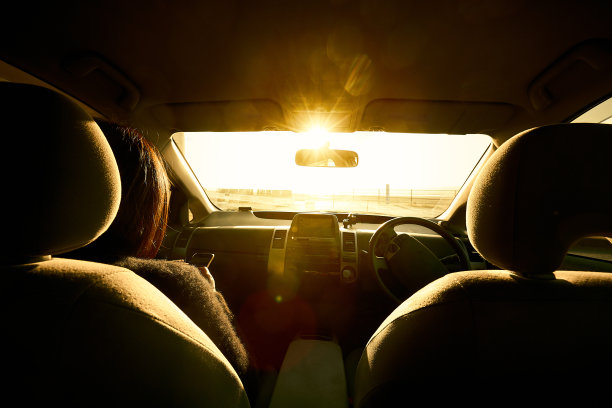 在日出时分驾驶的老人图片下载