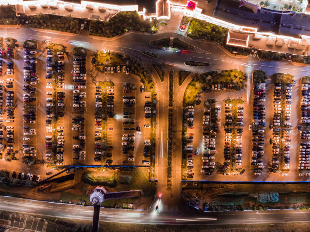 夜间室外停车场的无人机视图图片下载