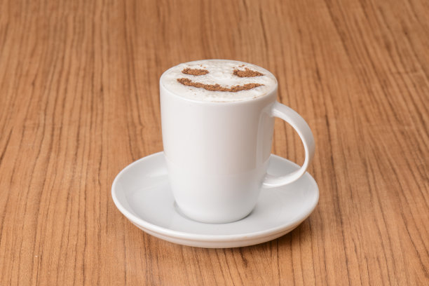 桌上拿铁咖啡上的笑脸图片下载