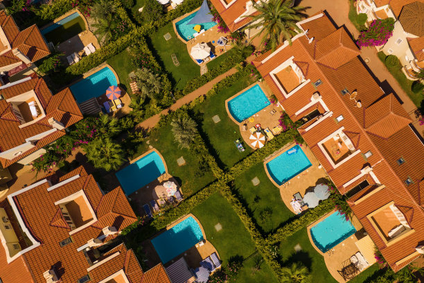 带游泳池的私人住宅，鸟瞰图图片下载