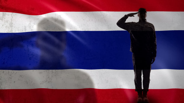 泰国士兵向国旗、战争战略、国家敬礼图片下载