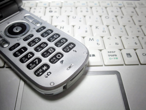 手机和键盘图片下载