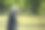 一位老人在公园散步图片下载