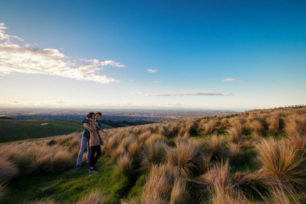 情侣们喜欢在美丽的自然风景中拥抱图片下载