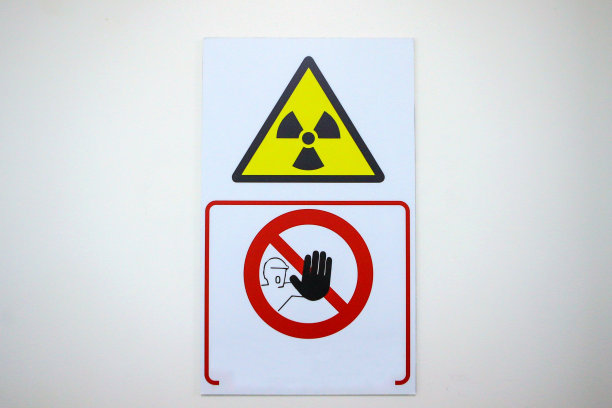 细节与国际辐射标志(也被称为三叶草)，并在门上的远离警告图片下载