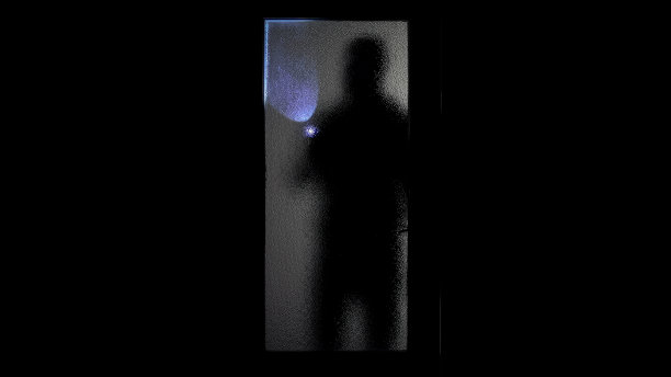 强盗剪影拿着手电筒闯入房子，没有安全系统的危险图片下载