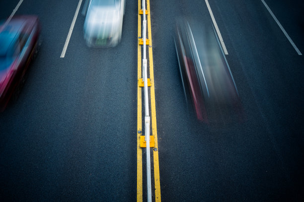 汽车在城市道路上行驶的俯视视图图片下载