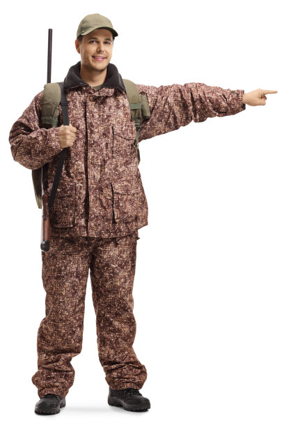 拿着猎枪指着一边的士兵图片下载