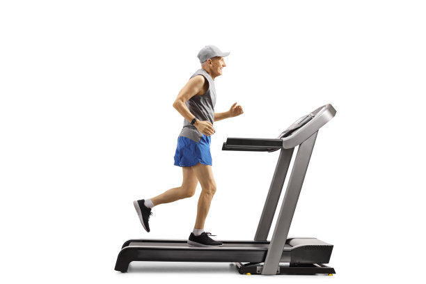 在跑步机上跑步的老人图片下载