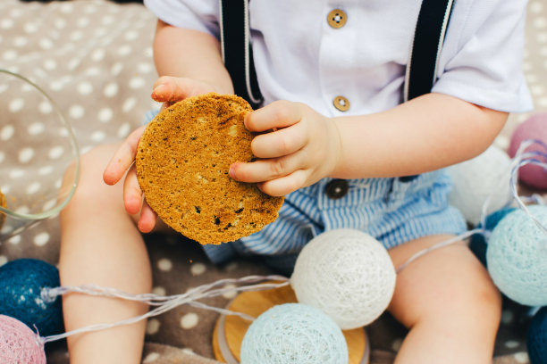 男孩拿着饼干库存照片图片下载