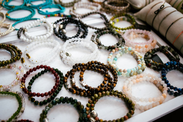 巴厘岛的一家商店正在展示手镯图片下载