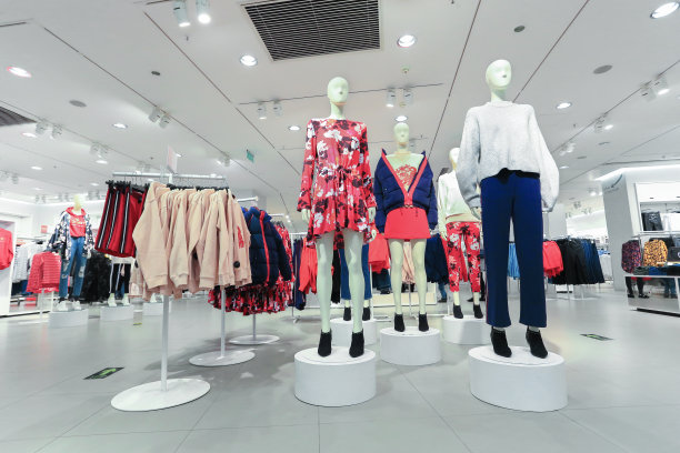 塑料人体模型放置在一家大型服装超市的入口处图片下载