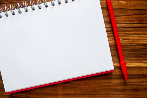 空白螺旋笔记本木背景图片下载