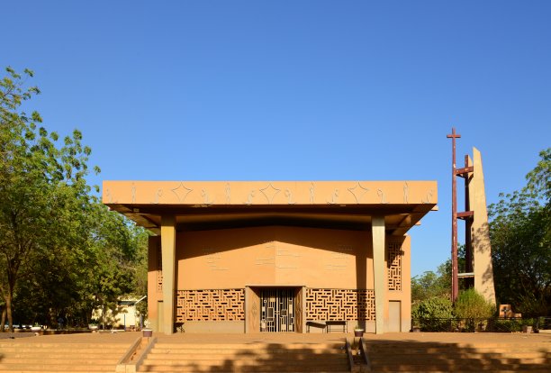 尼日尔尼亚美永助圣母大教堂及其现代钟楼图片下载