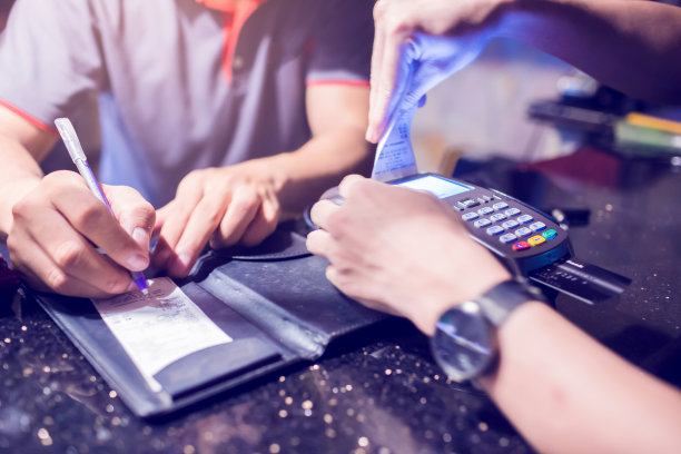 在信用卡读卡器的插槽，“r”n信用卡支付图片下载