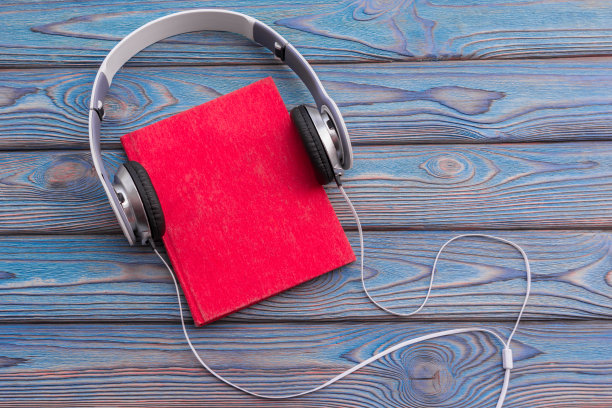有声书的概念。耳机和旧书图片下载