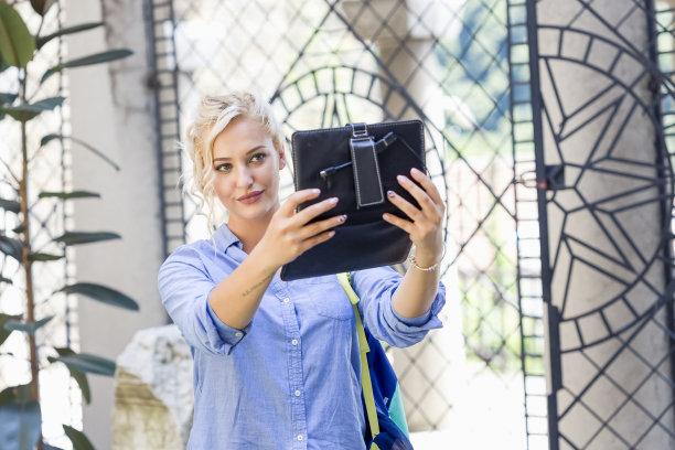 在路上工作图片下载