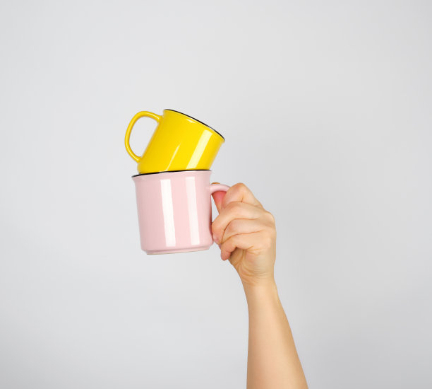 女性手里拿着一叠陶瓷杯子图片下载