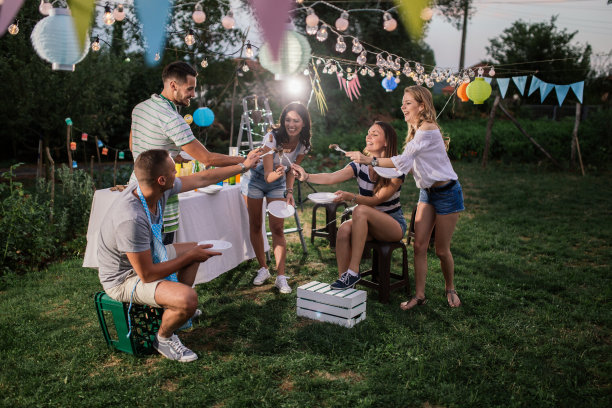 与朋友户外烧烤聚会图片下载