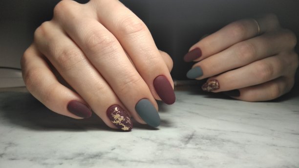 干净整洁的指甲涂上酒红色和灰色图片下载