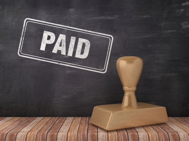 支付橡皮图章在黑板背景- 3D渲染图片下载