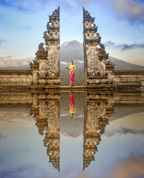 印尼巴厘岛，身着传统服饰的巴厘妇女站在伦浦阳寺门口图片下载